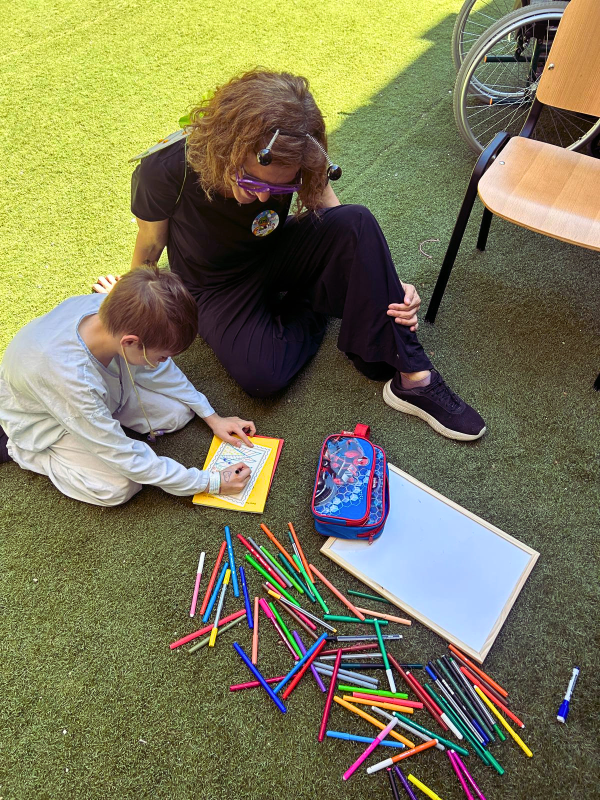 Marta acompañando a un niño