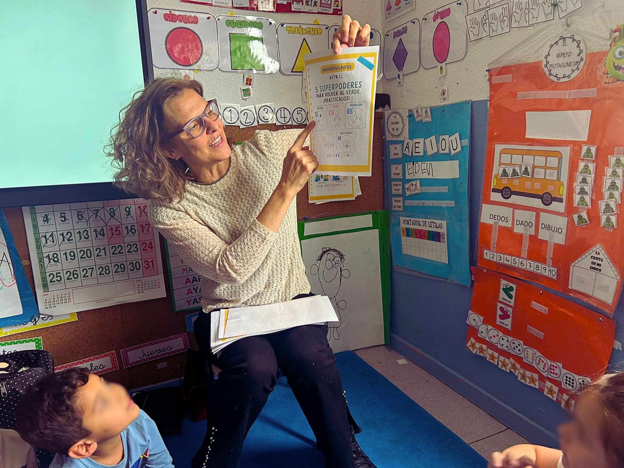 Marta Blázquez acompañando en el aula